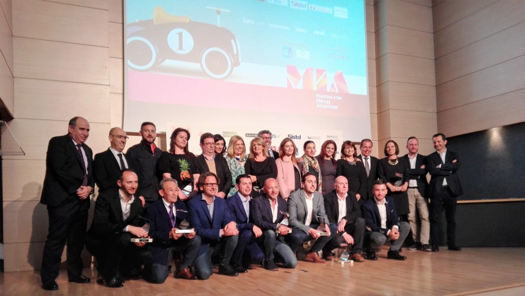 Foto de familia con los premiados y las empresas colaboradoras.